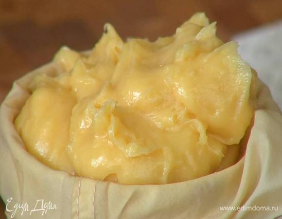 Яйца разбить в стакан и по одному вливать в тесто, каждый раз вымешивая, — тесто должно получиться гладким, блестящим и немного тянущимся. Последнее яйцо размешать вилкой и вливать частями — возможно, будет достаточно половины яичной массы.