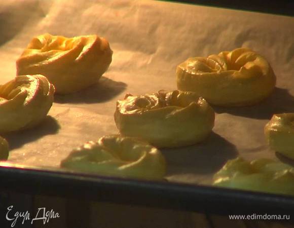 Поместить противень с пирожными в разогретую духовку и, понизив температуру до 180°С, выпекать 15 минут, затем уменьшить температуру до 170°С и выпекать еще 15 минут.