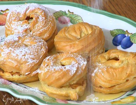 Посыпать пирожные сахарной пудрой и оставшимся фундуком.