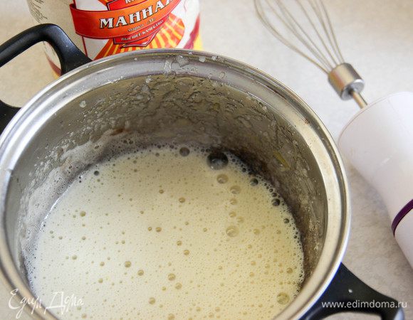 Яйца взбиваем с сахаром до тех пор, пока он не растворится. 