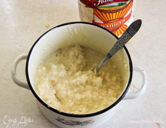 Добавляем яичную смесь в творог. Туда же — нарезанный кружочками банан. 