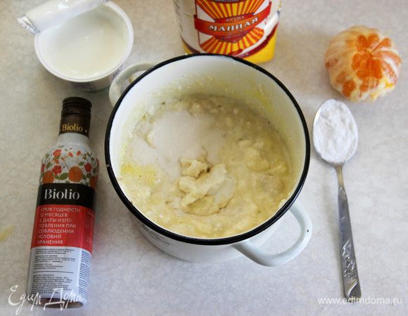 Добавляем йогурт, крахмал, растительное масло (я использовала абрикосовое фирмы Biolio). Все смешиваем миксером.