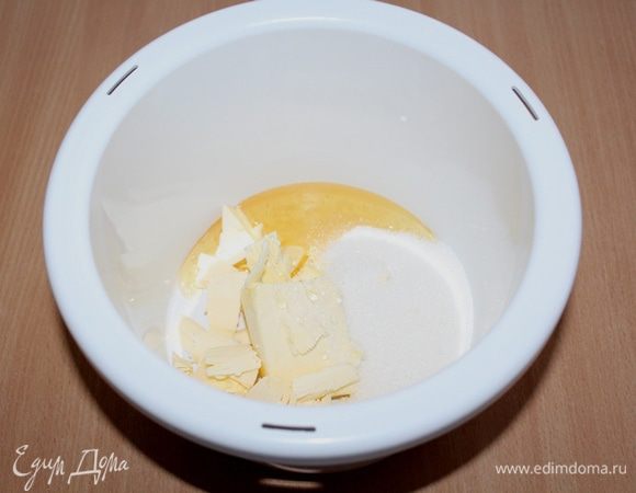 Яйца взбить с сахаром, солью и медом до однородного состояния.