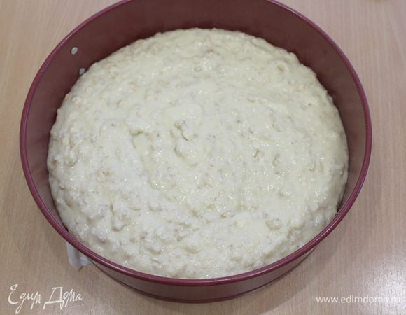 Выложить тесто в смазанную форму 24 см. Выпекать при 180°С 30 — 40 минут.