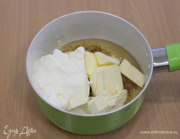 Приготовить верхний слой пирога. Смешать все ингредиенты, довести до кипения и за 20 минут до готовности пирога полить его этой смесью. 