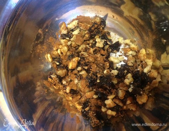 Чернослив нарезать и замочить в коньяке на 10 — 15 минут. 
Рубленые грецкие орехи смешать с черносливом, добавить корицу.