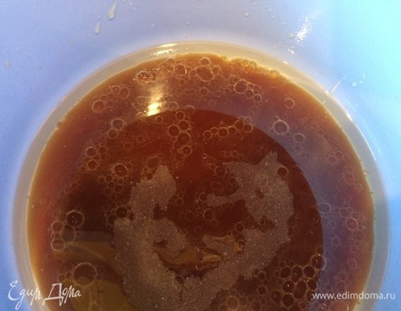 В отдельной емкости смешать растительное масло с медом и стаканом крепкого несладкого черного чая. 