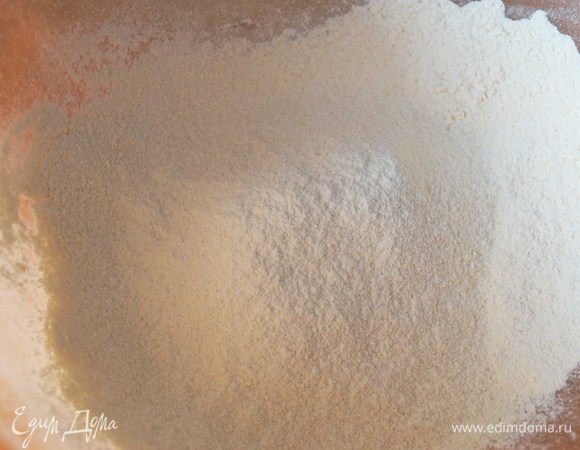 Оба вида муки просеять, соединить и перемешать.