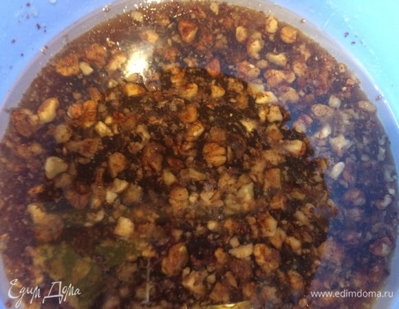 В растительно-медовую жидкость добавить смесь орехов и чернослива, хорошо перемешать. Затем всыпать соль, ванилин и соду.