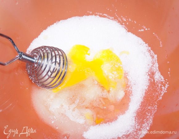 Яйцо взбить с сахаром до образования белой пены.