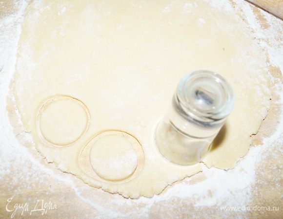 Вырезать формочками разные фигурки. Я вырезала рюмочкой.