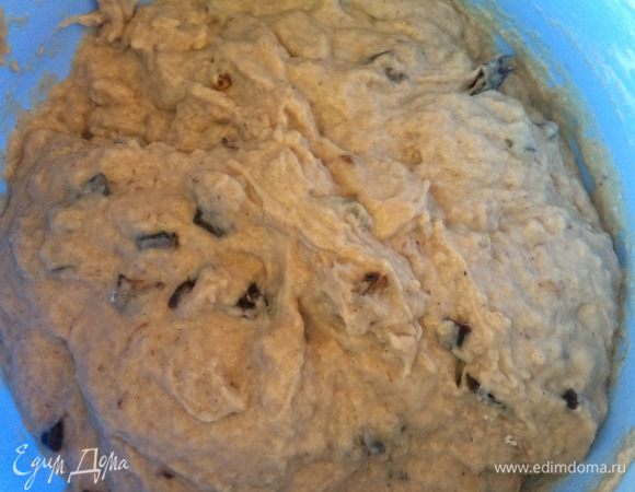 Порциями просеять муку и замесить тесто. 