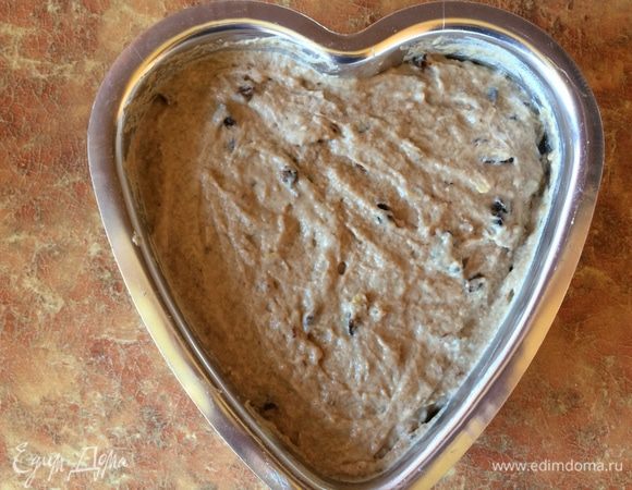 В форму, смазанную маслом, выложить половину теста.