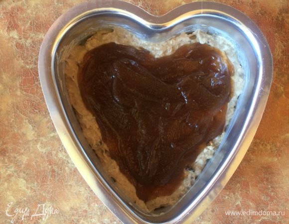 Поверх теста выложить слой повидла.