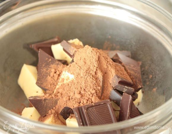 На водяной бане растопите шоколад со сливочным маслом и какао. Пока шоколад растапливается, взбейте яйца с сахаром в течение 5-ти минут, чтобы яичная масса побелела и увеличилась в объеме.