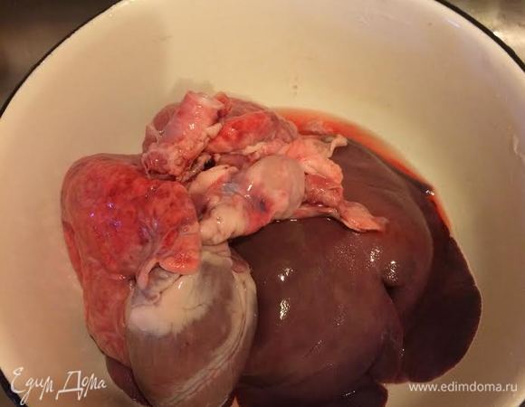 Первым делом нам нужно замочить субпродукты (все, кроме почек) в холодной воде на 1 час.