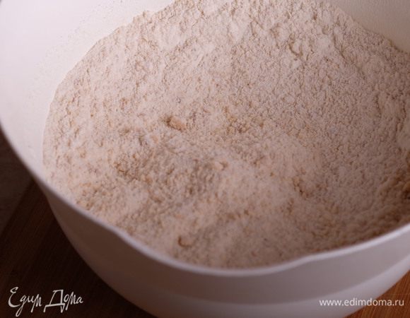 Фундук (можно брать как жареный, так и сырой) размолоть в блендере в муку и смешать вместе с просеянной пшеничной мукой, сахаром, ванильным сахаром (10 г) и солью. Перемешать тщательно венчиком.