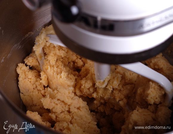 Когда тесто окончательно соберется в ком — выключить миксер. Долго тесто не мешать!