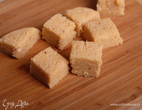 Разогреть духовку до 180°С. Нарезать тесто на небольшие кубики.