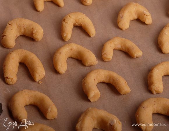 Из шариков сформировать рожки и уложить на противень, застеленный бумагой для выпечки.