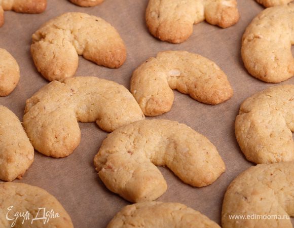 Выпекать в хорошо разогретой до 180°С духовке около 15 минут. Как только рожки начнут румяниться — вытаскивать.