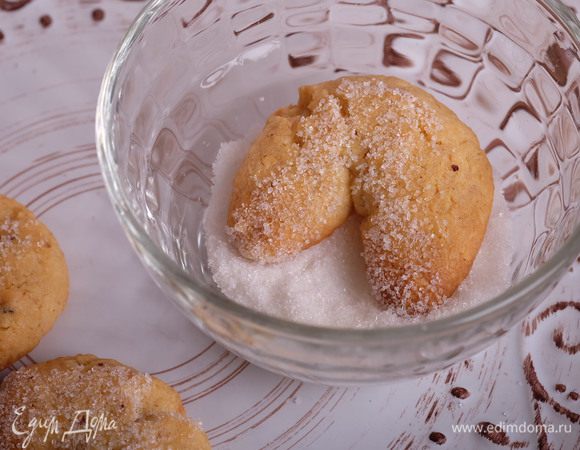 Сначала печенье будет очень мягким — не трогайте его, через 10 минут оно затвердеет, и его можно окунуть в миску с ванильным сахаром.