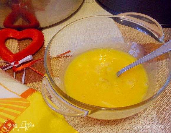 Аккуратно отделить яичные белки от желтков. Желтки растереть с 2 столовыми ложками сахара добела. Добавить к смеси манки и повидла с ромом. 