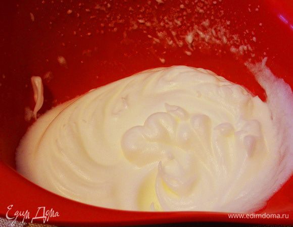 Белки взбить до крепкой пены. Для того, чтобы быстрее взбить яичные белки, предварительно охладите их. Также можно добавить соль на кончике ножа.