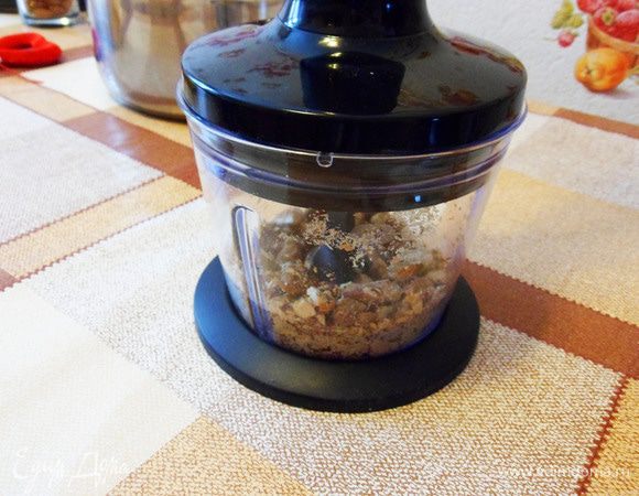 Миндаль измельчить или мелко порезать. Часть целого миндаля оставить для посыпки.