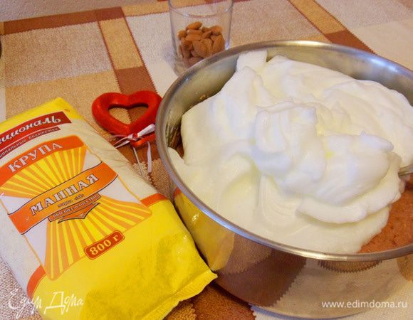 Белки осторожно ввести в тесто.