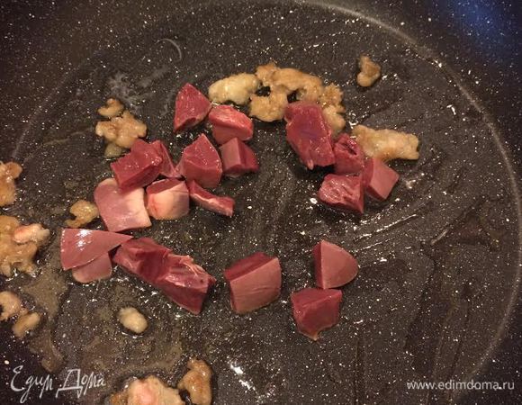Сердце нарезать кубиками и тушить под крышкой 5 — 7 минут.