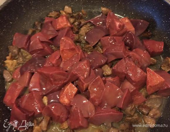 Печень нарезать на более крупные куски, добавить к легким и сердцу, перемешать, добавить немного кипятка и тушить 5 минут.