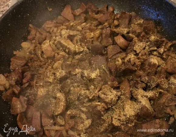 Затем добавить специи, соль, черный перец, перемешать и тушить еще 5 минут.