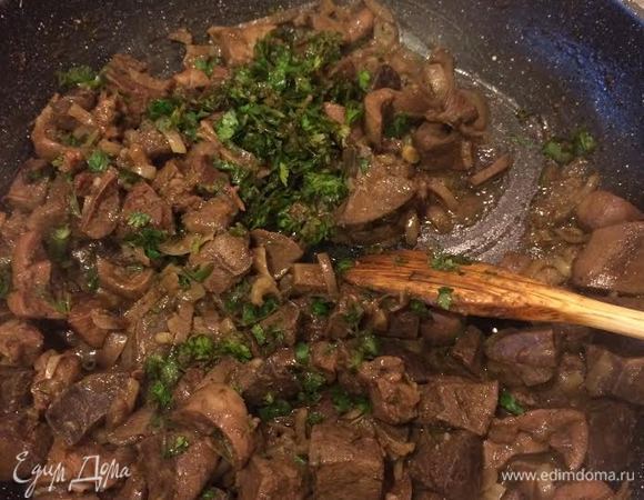 Добавить кинзу, перемешать и снять с огня.