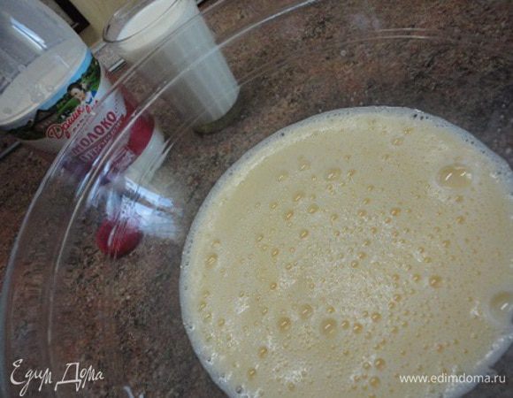 Влить молоко ТМ «Домик в деревне», растительное масло, добавить соду, гашенную лимонным соком. Всыпать просеянную муку и хорошо перемешать, чтобы не было комочков. Испечь блины. У меня получилось 12 штук диаметром 22 — 23 см.