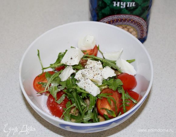 Добавить руколу и моцареллу, посолить, поперчить, полить оливковым маслом.