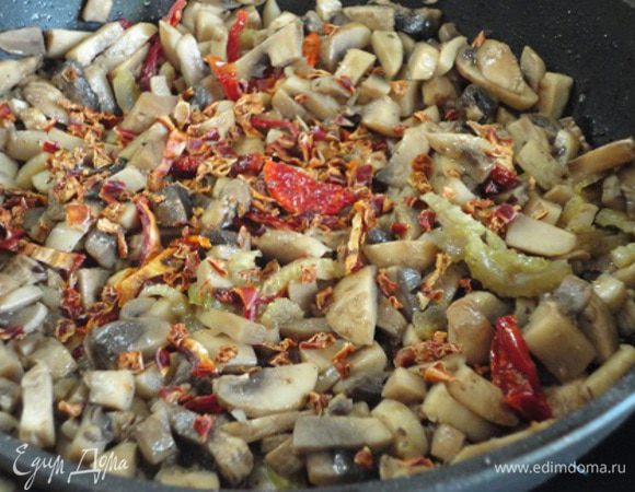 Добавить нарезанные соломкой вяленые томаты и паприку хлопьями. Перемешать. Выключить огонь и оставить на плите.