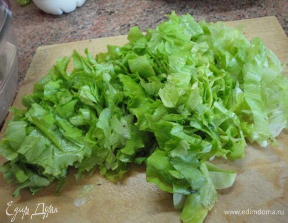 Также листья салата. Сыр натереть на терке.