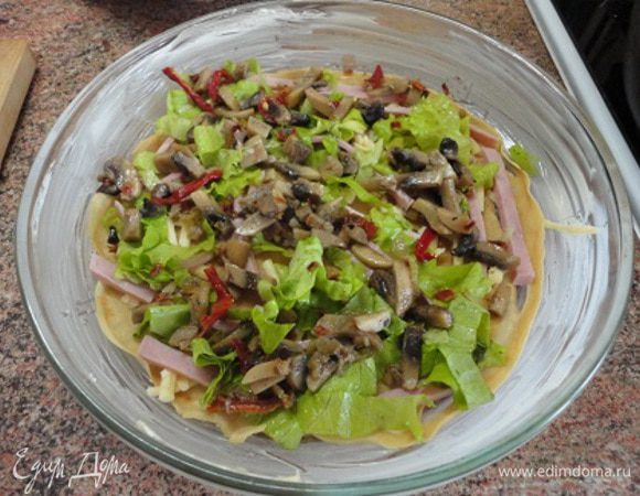 В смазанную сливочным маслом(1/2 ч. ложки) форму выкладывать блины, посыпая каждый сыром, зеленью, ветчиной и грибами.