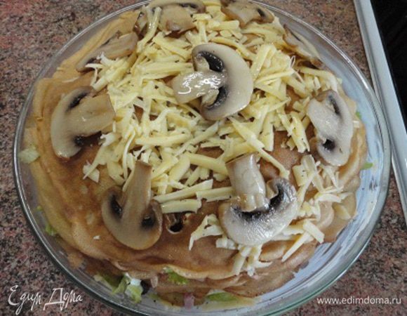 Верхний блин посыпать сыром и запекать 10 минут в духовке при 200°С.