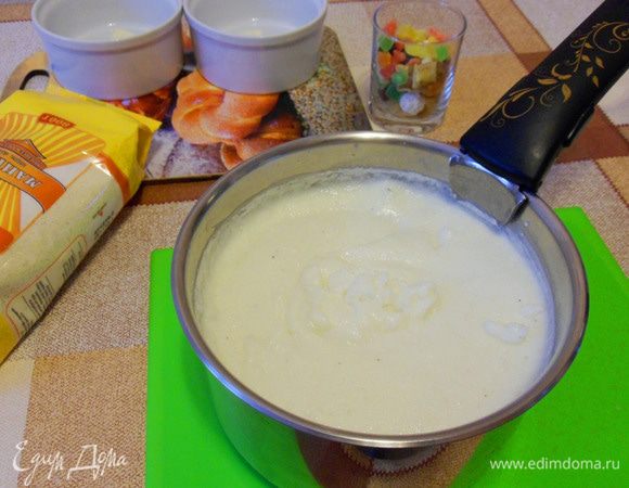 Варим густую манную кашу: в кипящее молоко добавить соль по вкусу. Манную крупу ТМ «Националь» смешать с сахаром, всыпать смесь тонкой струйкой в молоко. Варить примерно 5 — 6 минут при постоянном помешивании.