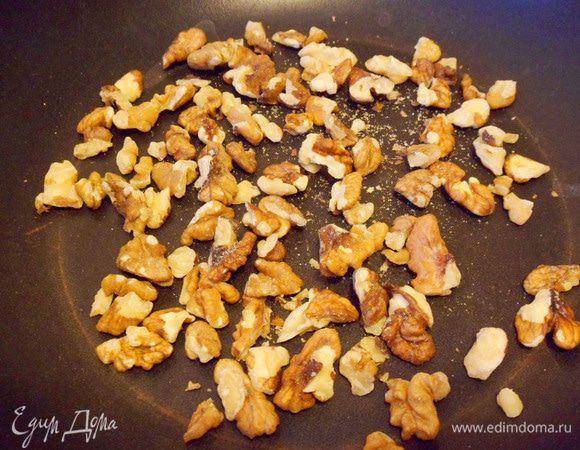 Орехи слегка прокалить на сухой сковородке. Нарезать при необходимости. Крупные кусочки цукатов нарезать. У меня разноцветная смесь цукатов (манго, ананас, папайа, дыня, банан, красный изюм) подходящего размера.