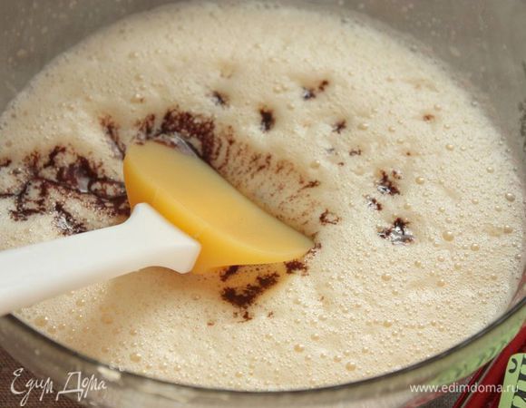 В яичную массу осторожно введите растопленный шоколад и аккуратно соедините их. Просейте муку и перемешайте тесто — оно получится жидким, но очень тягучим.