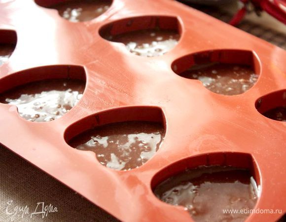 Формочки смажьте небольшим количеством сливочного масла и наполните тестом наполовину, оно поднимается в процессе и может увеличиться в 2 раза.