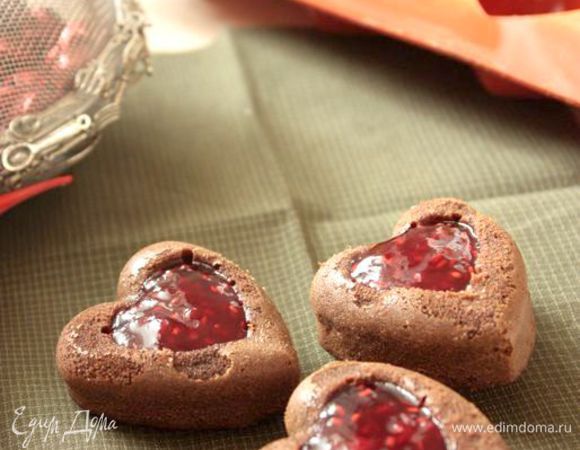 И отправьте в разогретую до 180°С духовку на 10 минут, если у вас маленькие формочки, или 15 — 20 минут, если форма побольше. Гато не страшно недопечь до плотного состояния: если достать его раньше, середина останется жидкой и получится очень похожей на фондан.
В остывших гато с помощью ложки аккуратно выньте часть сердцевины, заполнив ее джемом, и подавайте к столу. Я пеку в специальной форме, с помощью которой уже получаются выемки под начинку.