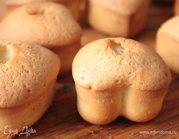Выпекайте кексы в течение 15 — 20 минут при 180°С. Готовые кексы остудите до комнатной температуры.