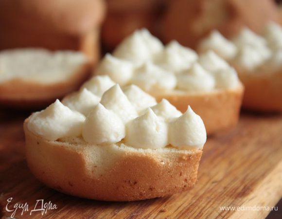 Для крем-чиза взбейте маскарпоне со сливками и сахарной пудрой до однородности. После чего переложите готовый крем в кондитерский мешок. Разрежьте кексы пополам и отсадите крем на нижнюю половину.