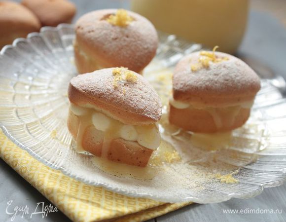 После чего полейте сверху лимонным курдом, накройте второй половинкой и посыпьте сахарной пудрой и лимонной цедрой.