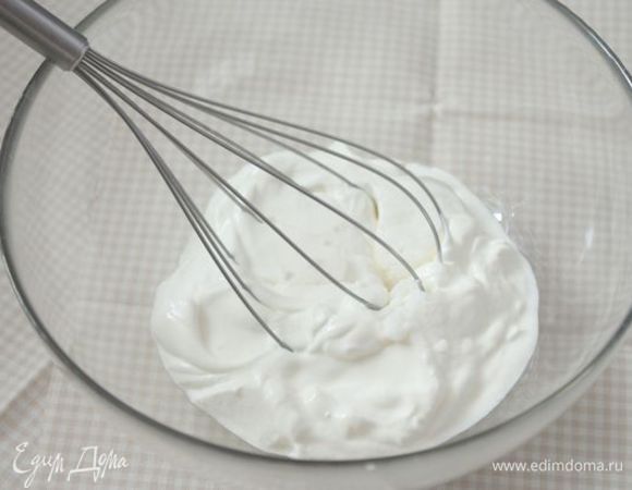 Внимание! Из указанного количества ингредиентов получается два небольших пирога, как на фото, либо один большой пирог (26 — 28 см в диаметре). Поэтому в случае чего количество продуктов можно сократить вдвое!
Сметану смешайте с содой и сахаром и тщательно взбейте: в ней должны образоваться пузырьки.