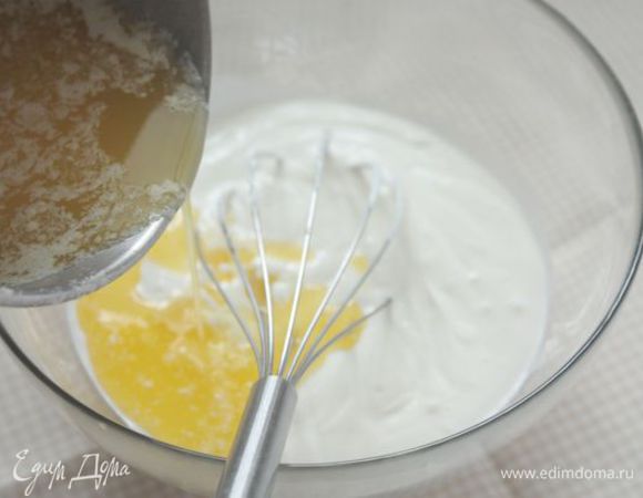 Сливочное масло растопите и влейте в сметану тонкой струйкой, не прекращая взбивать. 